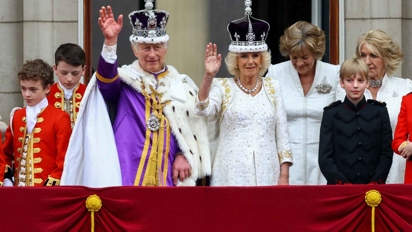 Carlos III y Camila saludan desde el balcón del Palacio de Buckingham.
