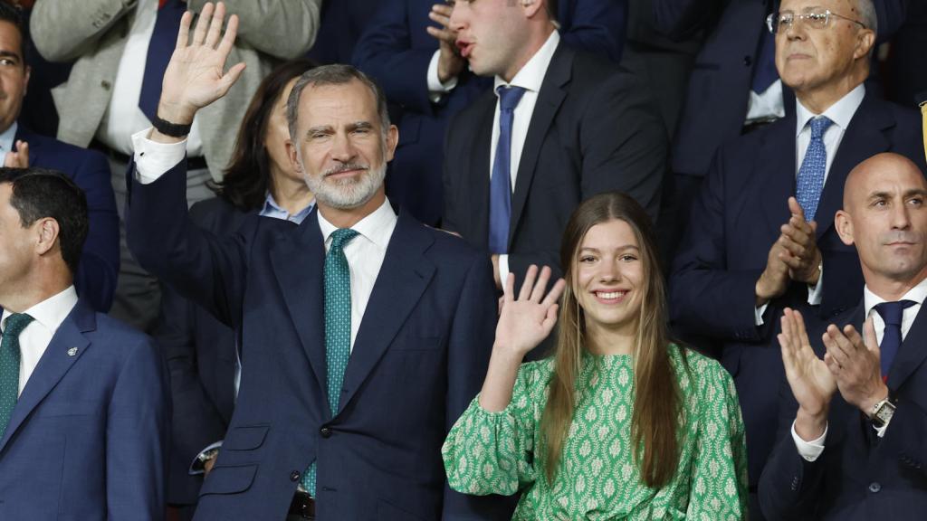 El Rey y su hija menor saludan en el palco de autoridades del estadio de La Cartuja.