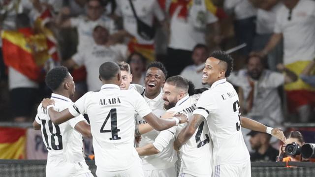 Los jugadores del Real Madrid se abrazan en el primer gol.