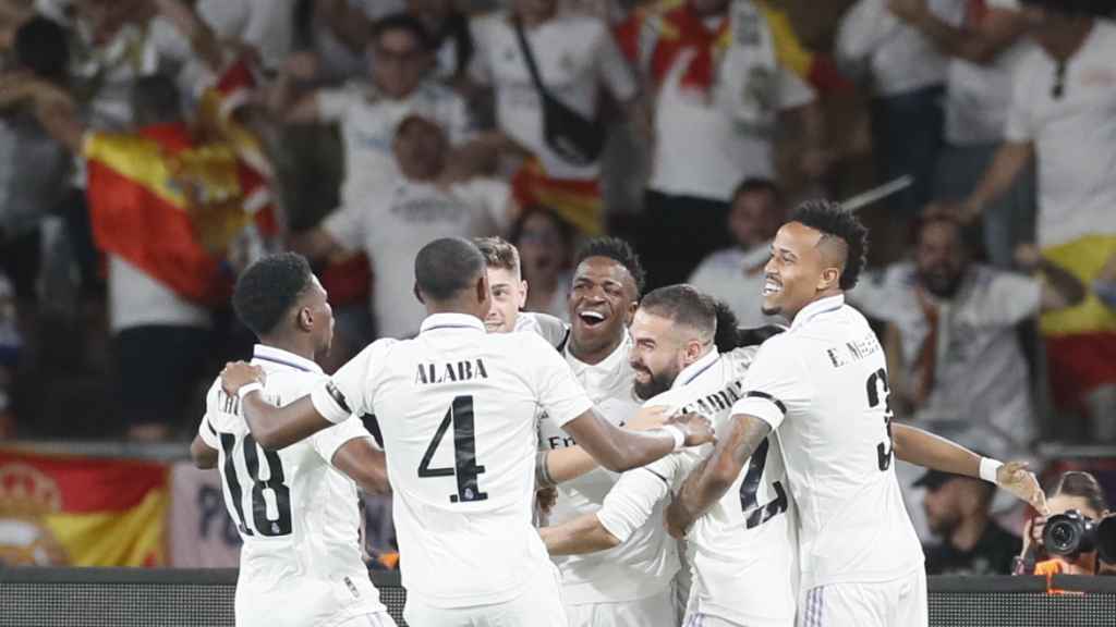 Los jugadores del Real Madrid se abrazan en el primer gol.