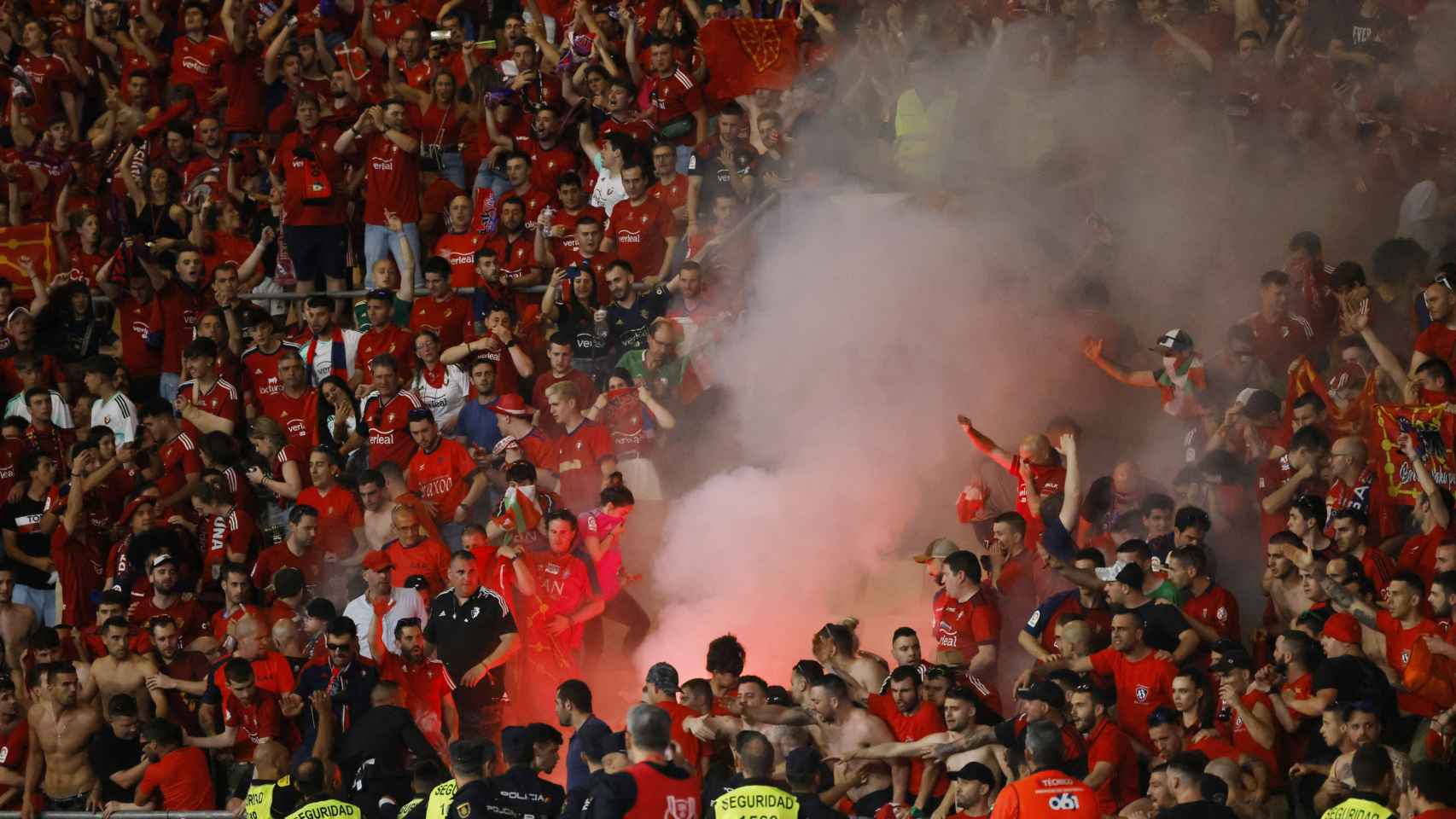 Una bengala encendida en la grada tras el gol de Osasuna en la Copa del Rey, el pasado sábado en La Cartuja.