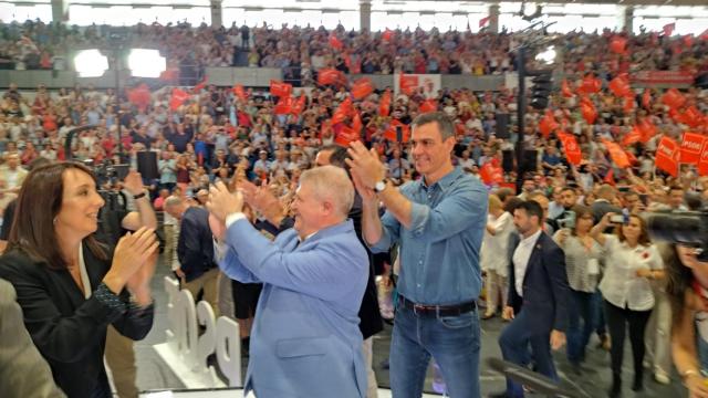 El secretario general del PSOE, José Vélez, junto al presidente del Gobierno, Pedro Sánchez, este sábado, en el mitin del Pabellón Príncipe de Asturias de Murcia.