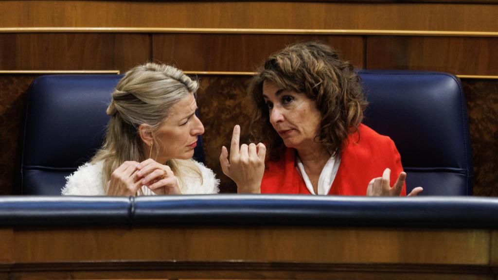 Yolanda Díaz, vicepresidenta segunda y ministra de Trabajo, charla con María Jesús Montero, ministra de Hacienda y Función Pública, en el Congreso.