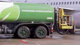 Cisterna con biocombustible SAF repostando en un avión.
