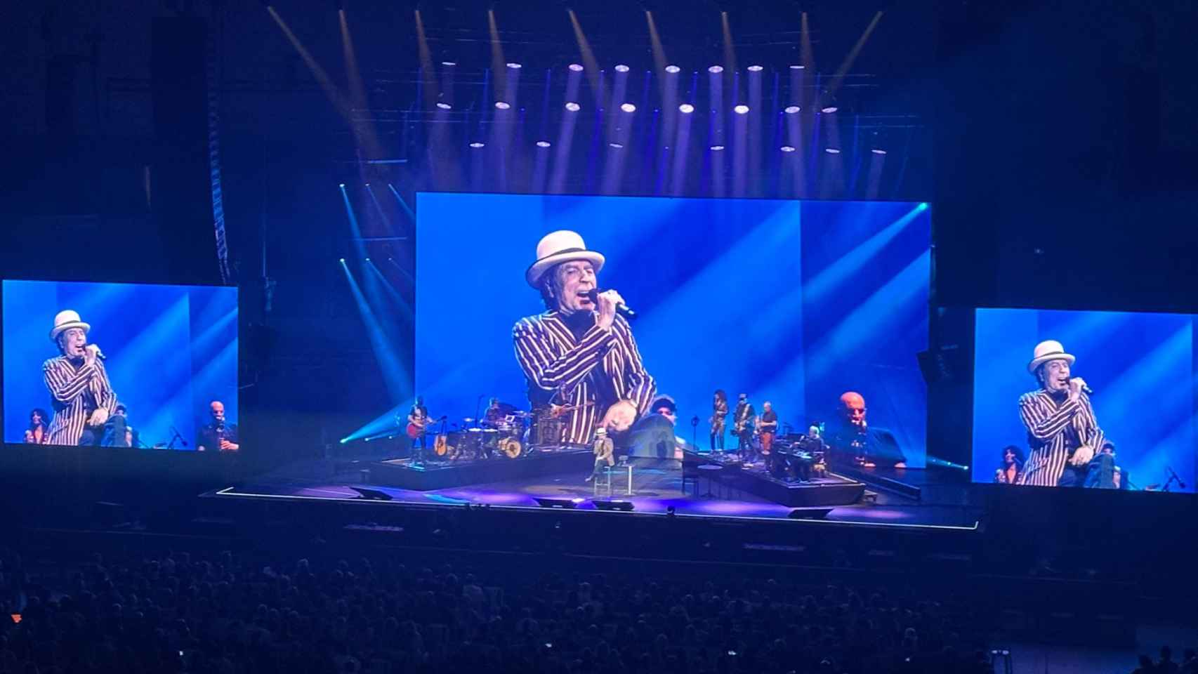 Joaquín Sabina en el Martín Carpena de Málaga durante el concierto de su gira 'Contra todo pronóstico'.