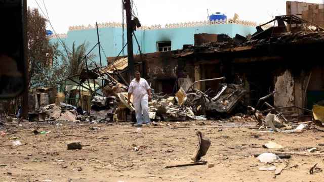 Un hombre camina entre los escombros de Jartum