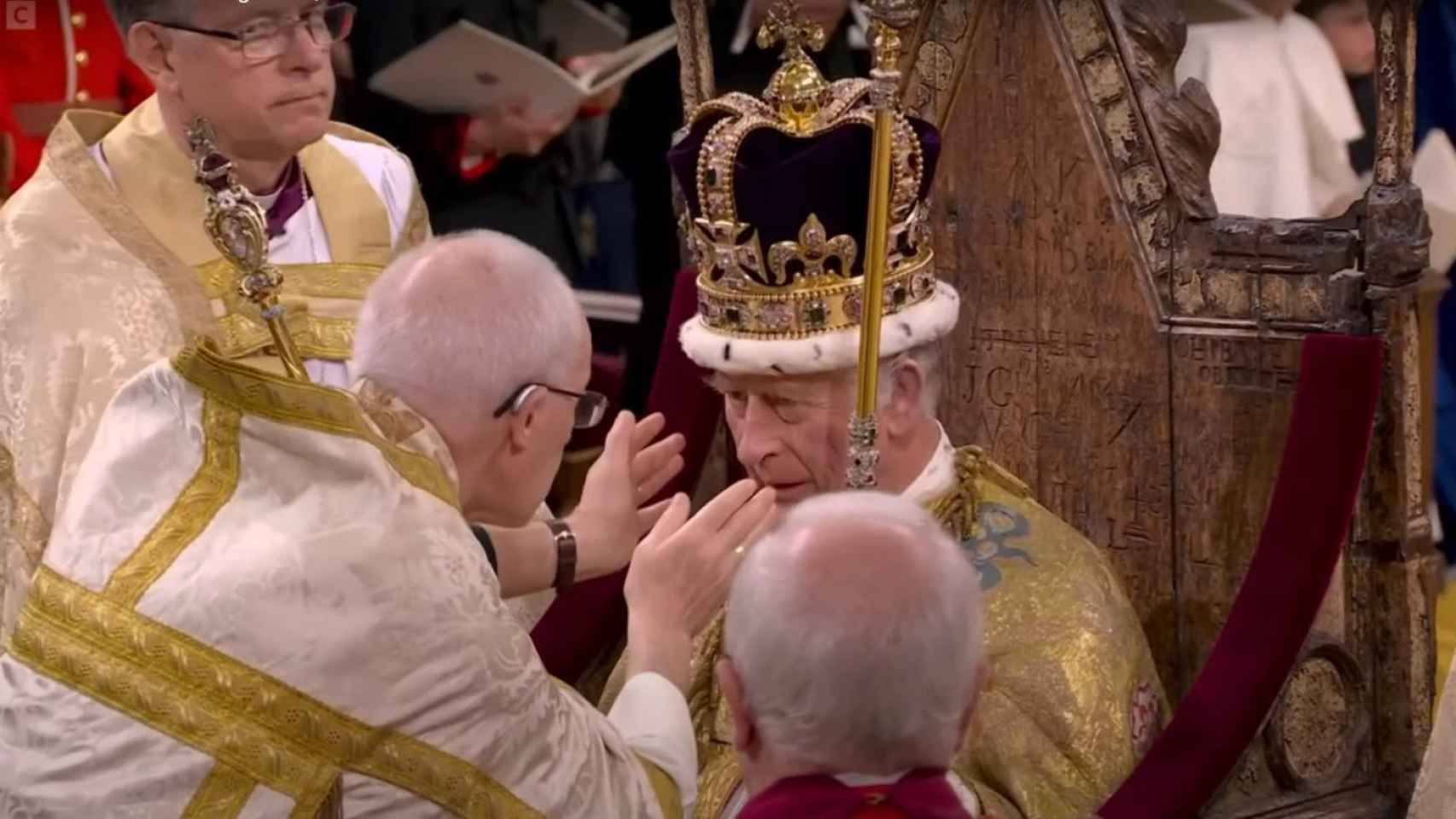 Momento en el que Carlos III es coronado en la Abadía de Westminster.
