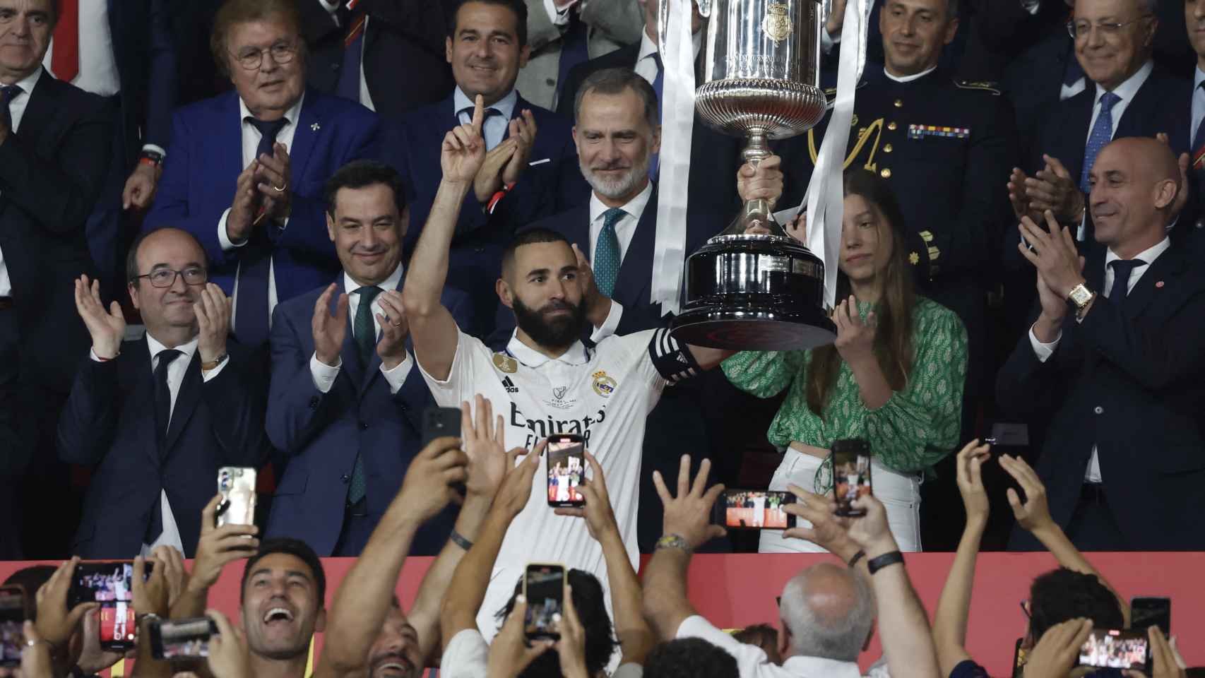 Benzema, levantando la Copa del Rey