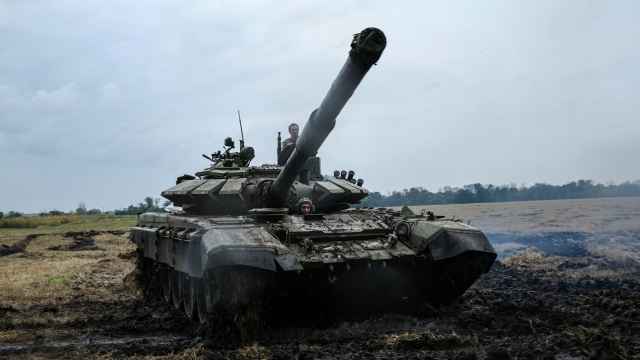 Soldados ucranianos exhiben un carro de combate ruso modelo T-90 que el ejército de Putin perdió durante la contraofensiva de otoño, cerca de Kupiansk