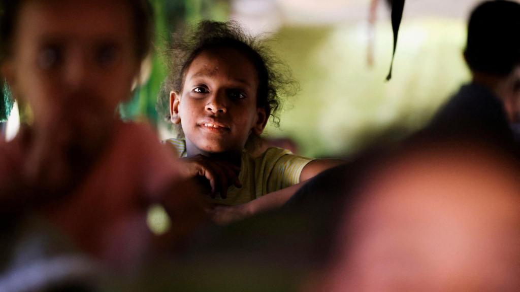 Un grupo de sudaneses huyen en autobús de Sudán hacia Egipto.