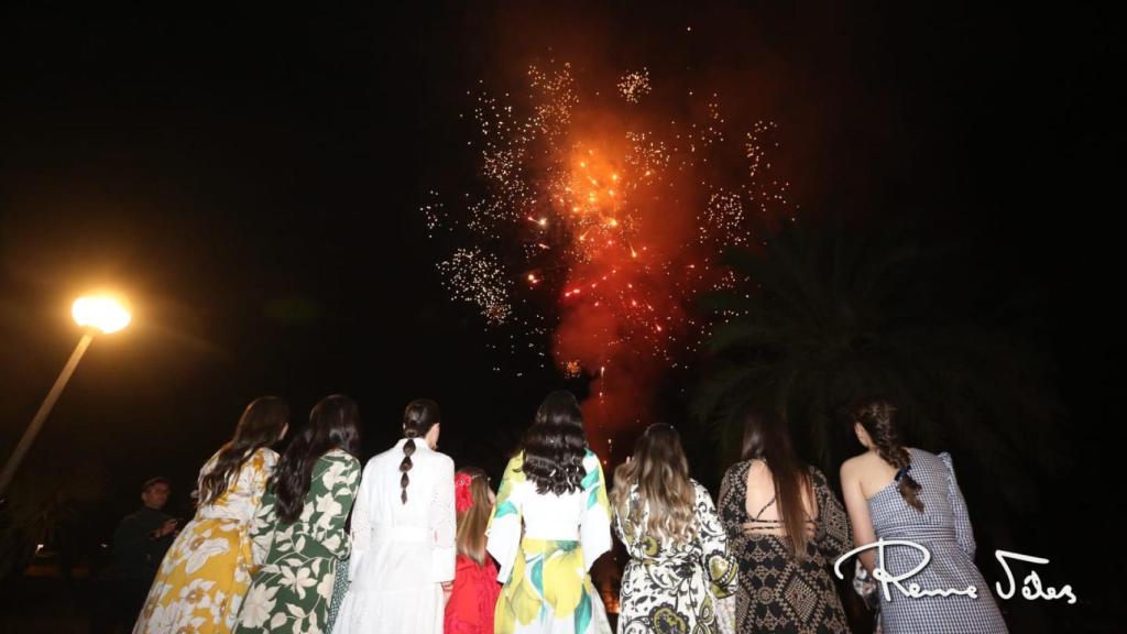 La Bellea del Foc y sus damas de honor observan el castillo de fuegos artificiales.