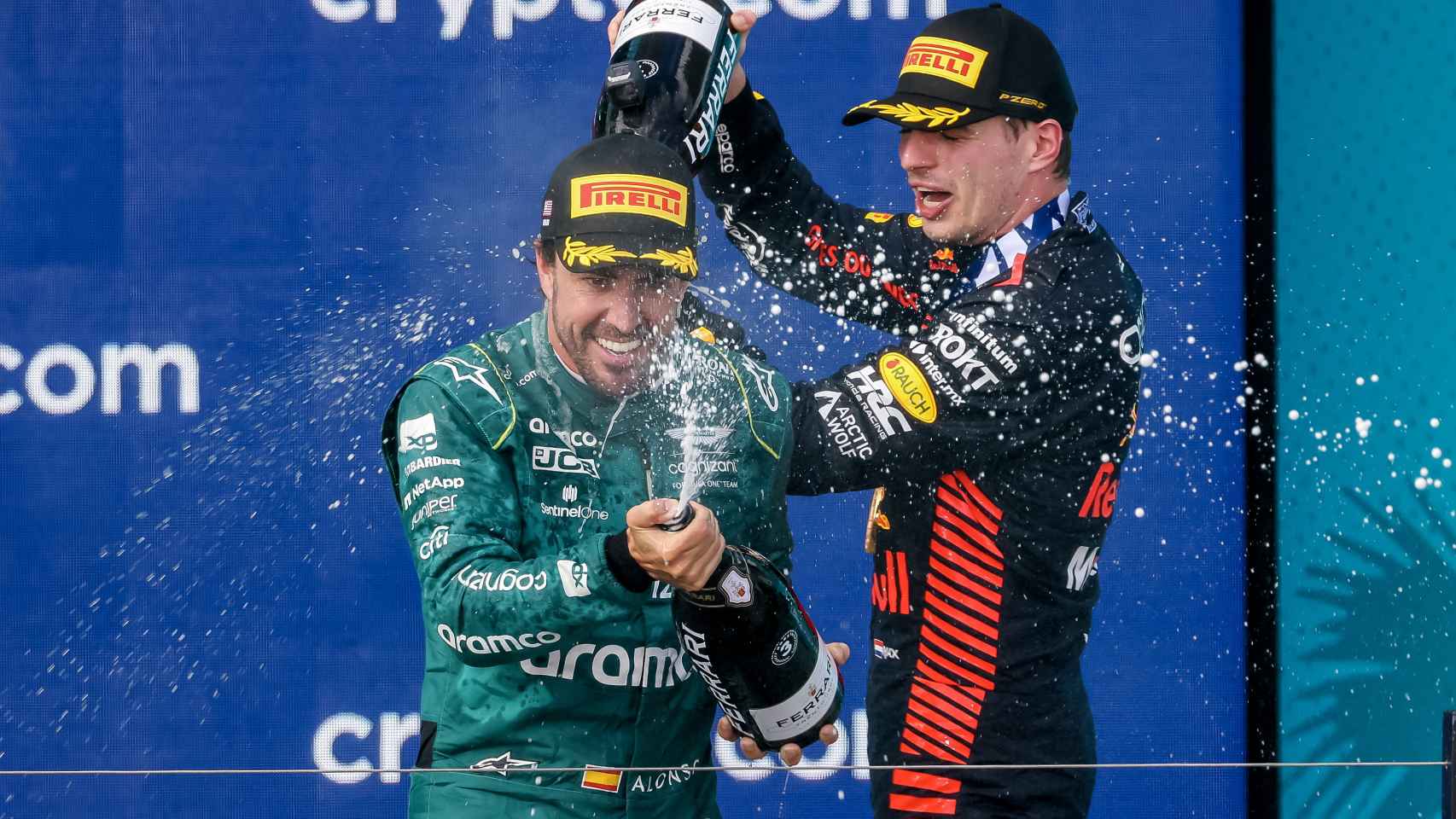 Verstappen y Alonso, en el podio de Miami.