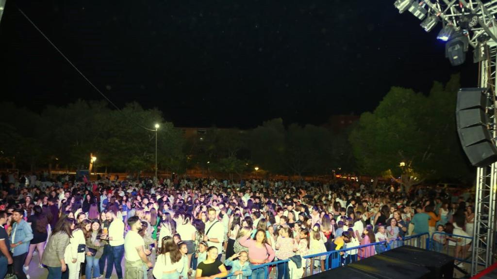 Miles de personas participan en la fiesta de homenaje al fuego.