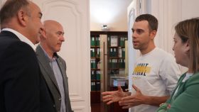 Encuentro de varios miembros de la Diputación de Segovia con el deportista Francisco Herrero