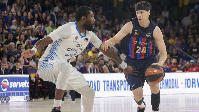 Kyle Kuric realiza un ataque frente a Eyenga en el Barcelona - Fuenlabrada de Liga Endesa.