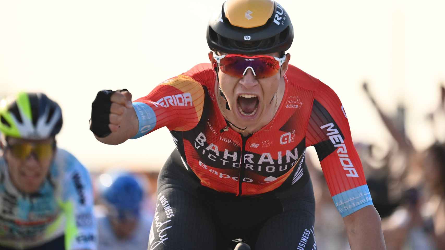 Jonathan Milan celebra la victoria en la segunda etapa del Giro.