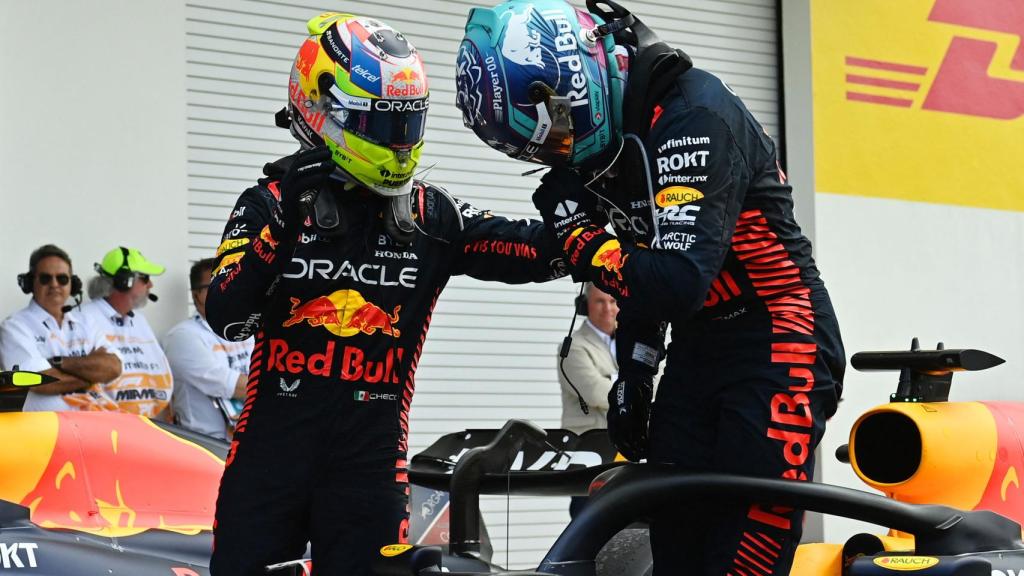 Verstappen y Checo Pérez, tras la prueba.