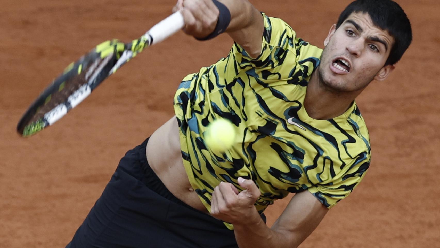 Alcaraz realiza un servicio en la final del Mutua Madrid Open.