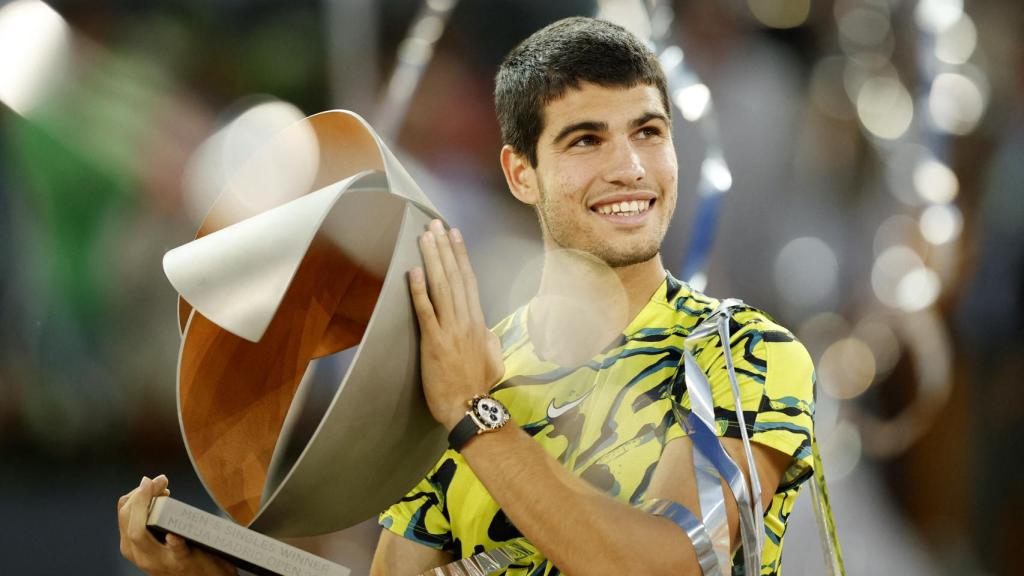 Carlos Alcaraz levanta el título del Mutua Madrid Open.