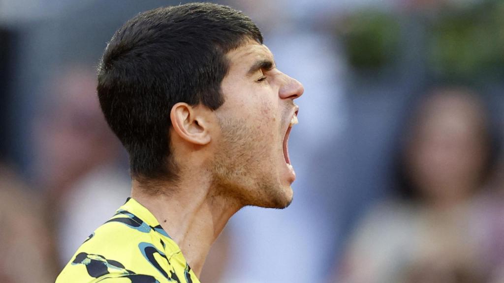 Carlos Alcaraz celebra su victoria en el Mutua Madrid Open.