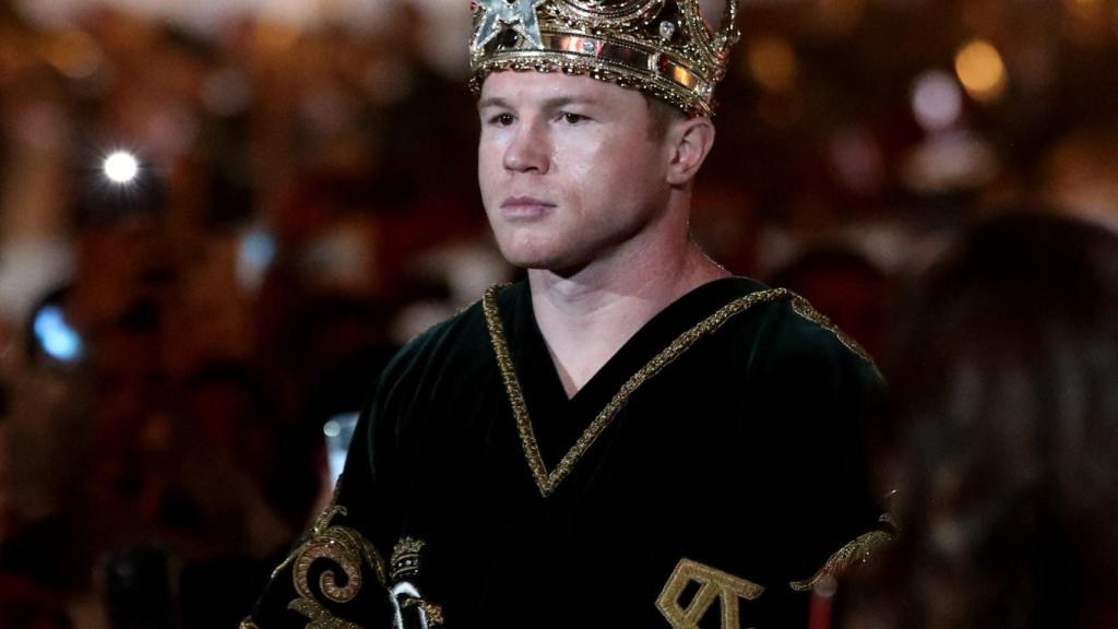 Saúl 'Canelo' Álvarez, entrando al ring con su corona