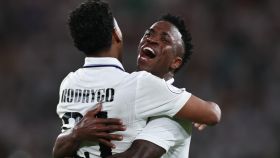 Abrazo entre Vinicius y Rodrygo para celebrar un gol en la final de la Copa del Rey 2022/2023
