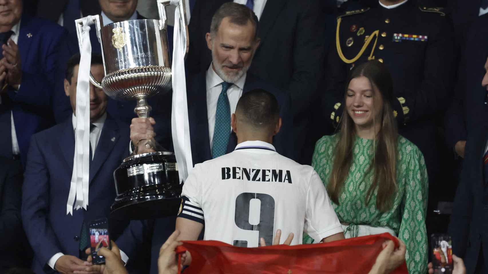 Benzema recibe la Copa de manos de Su Majestad el rey Felipe.