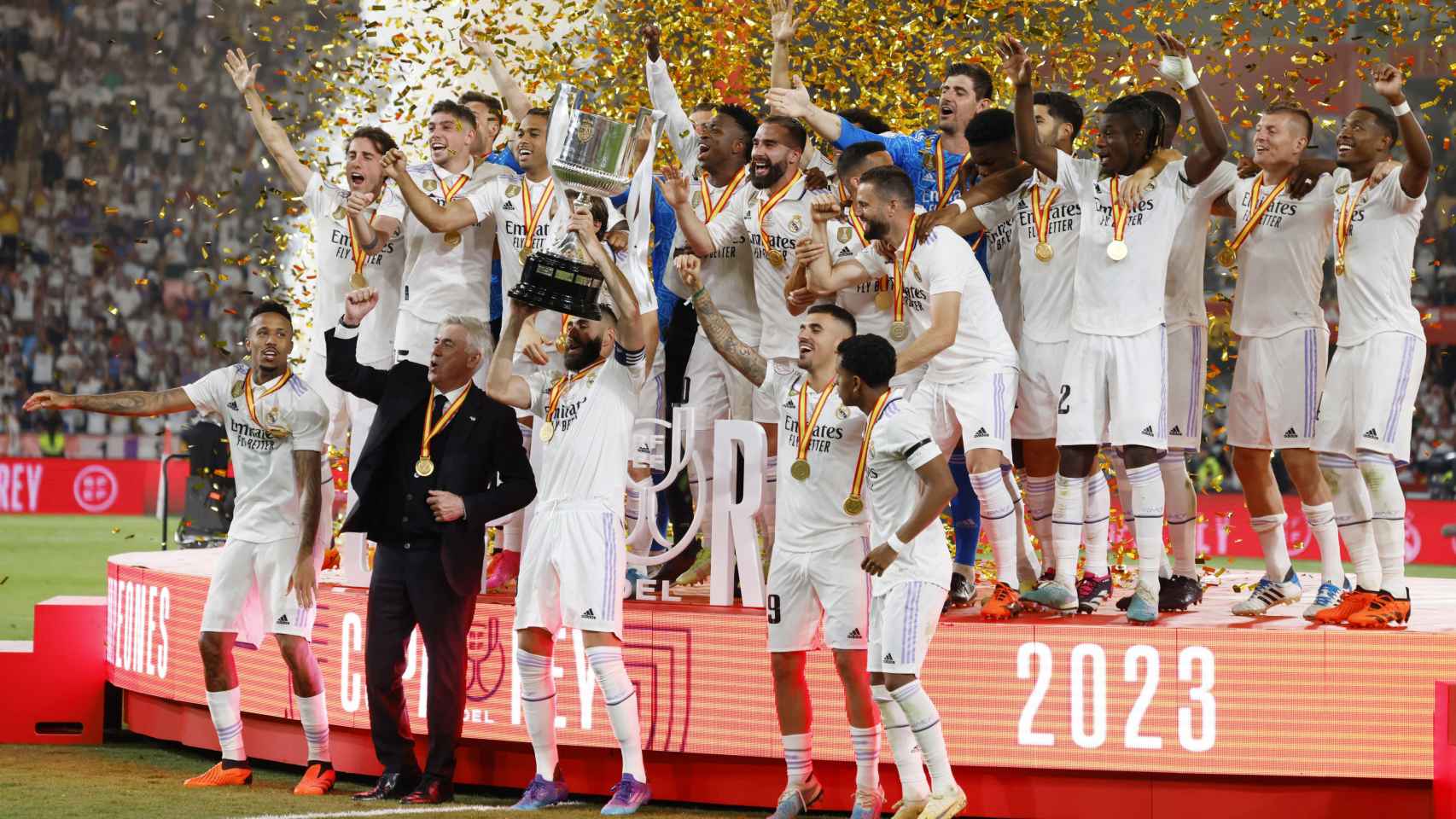 El momento en el que el Real Madrid levanta la Copa del Rey.