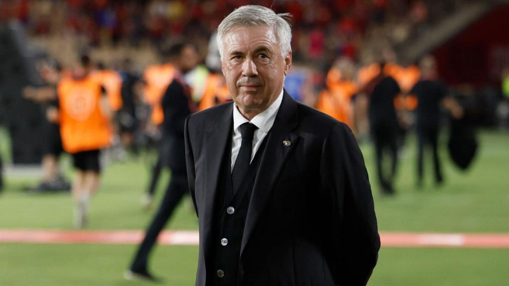 Carlo Ancelotti, en el terreno de juego de La Cartuja tras ganar la Copa del Rey