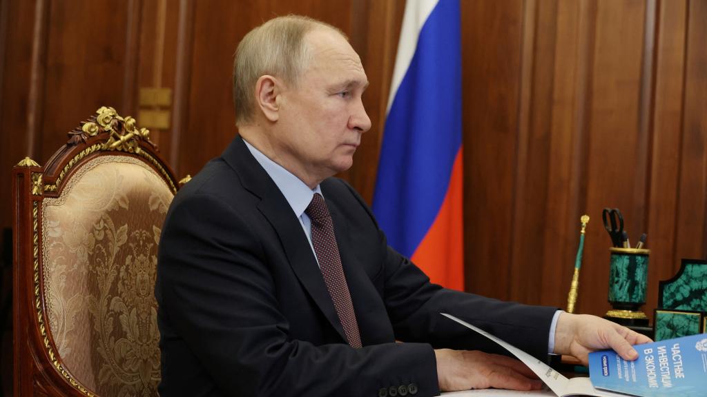 Vladimir Putin durante una reunión con el ministro de Desarrollo Económico, Maxim Reshetnikov, en Moscú el 4 de mayo de 2023.