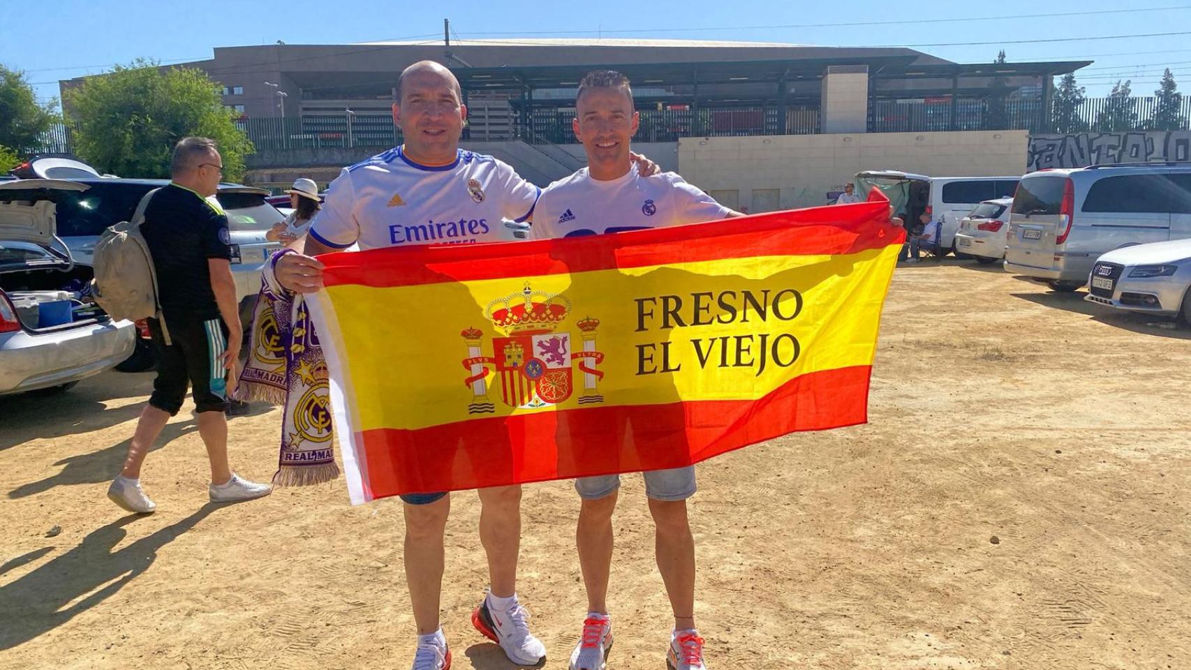 Guillermo y Jose con la bandera de España y Fresno el Viejo