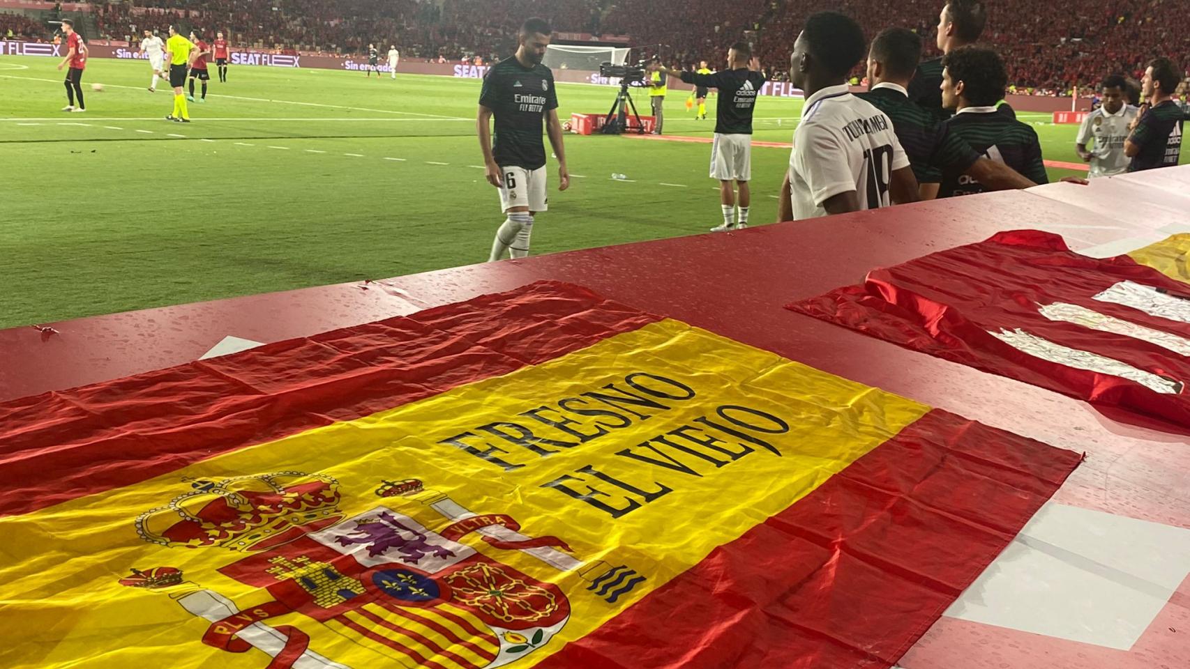 La bandera de Fresno el Viejo en el banquillo del Real Madrid
