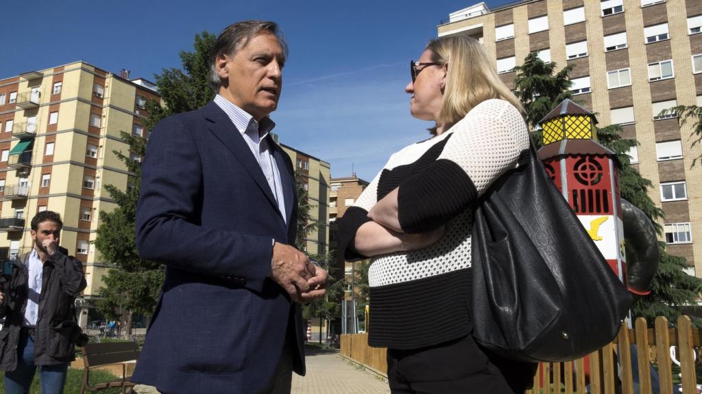 El candidato del PP, Carlos García Carbayo, y la vicesecretaria general del PPCyL, Isabel Blanco, en Salamanca