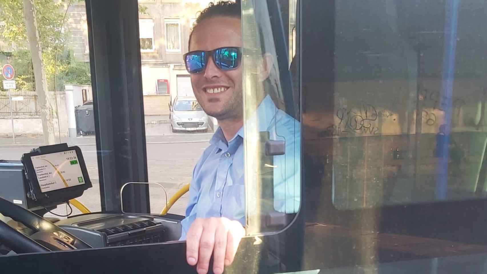 Antonio, conduciendo el autobús en Alemania.