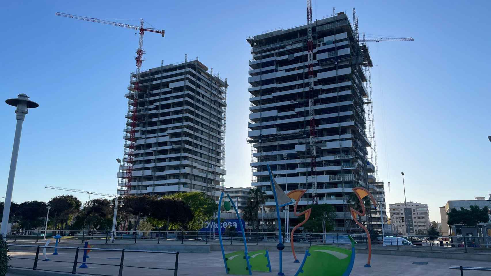 Imagen de las torres de 21 plantas que se construyen en el litoral oeste de Málaga.