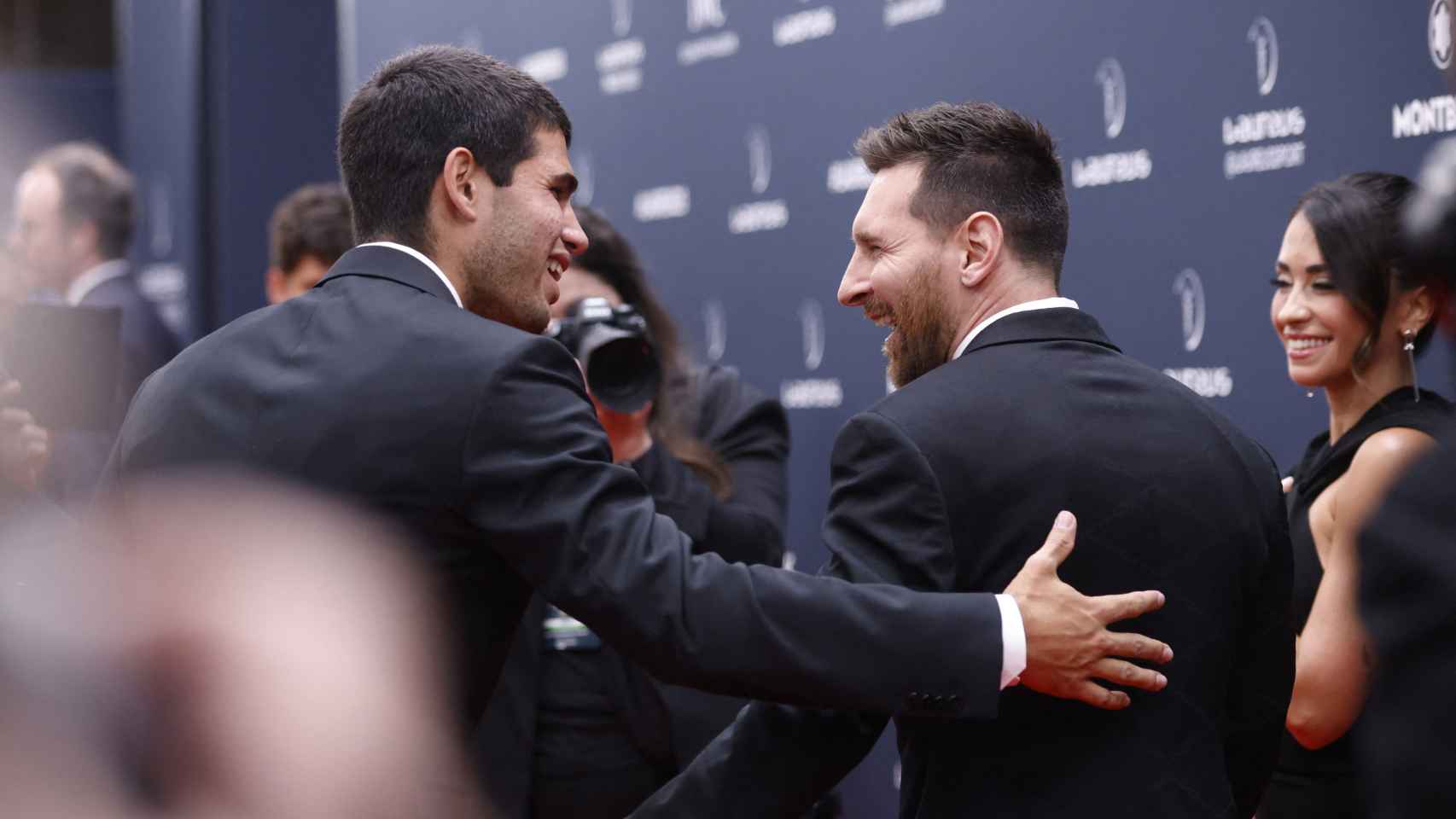 Leo Messi y Carlos Alcaraz se saludan a su llegada a la ceremonia de los Premios Laureus.