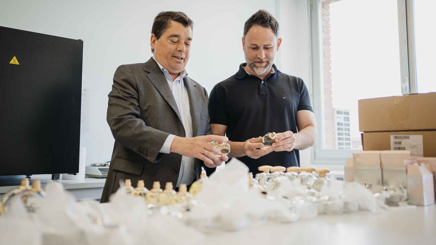 Pedro Trolez junto a Luis Miguel Salva, técnico de desarrollo, en el laboratorio de Perfumes y Diseño.