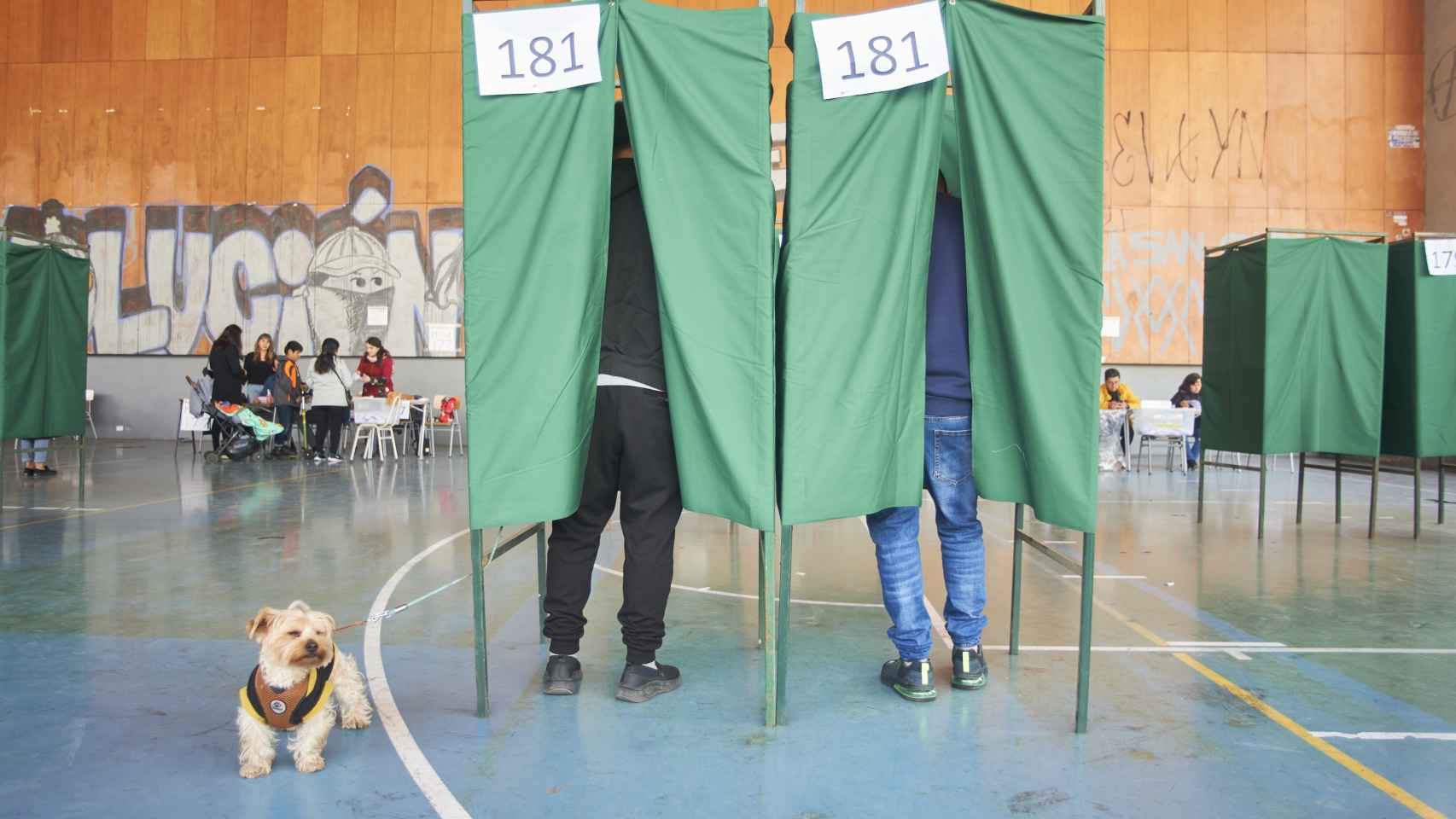 Imágenes de un colegio electoral en Chile, este domingo.
