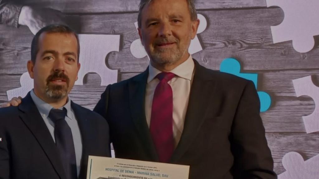 Javier Palau y Juan Manuel Lacalle, con el distintivo de calidad asistencial QH logrado el año pasado por el Hospital de Dénia con Marina Salud.