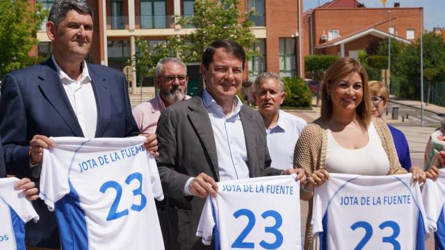 El presidente de la Junta de Castilla y León y del PPCyL, Alfonso Fernández Mañueco, junto al candidato Jota de la Fuente en Arroyo