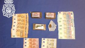 Droga y dinero intervenidos por la Policía Nacional a los dos jóvenes