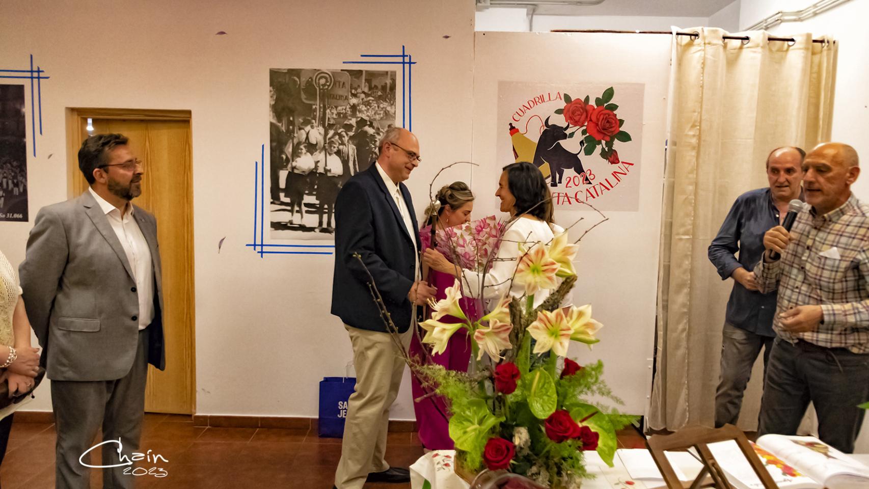 Momento de la entrega del bastón de mando por parte de la jurada saliente al jurado entrante