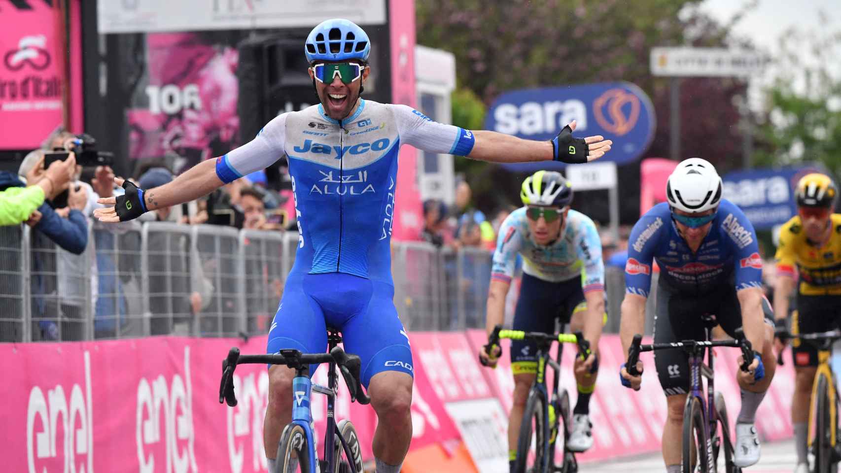 Michael Matthews celebra su victoria en la tercera etapa del Giro de Italia.