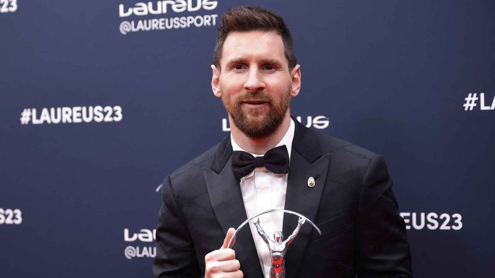 Leo Messi posa con el Premio Laureus.