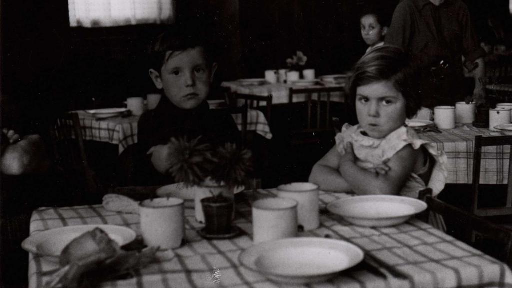 Niños vascos atendidos en uno de los comedores de Auxilio Social en 1938. / BNE