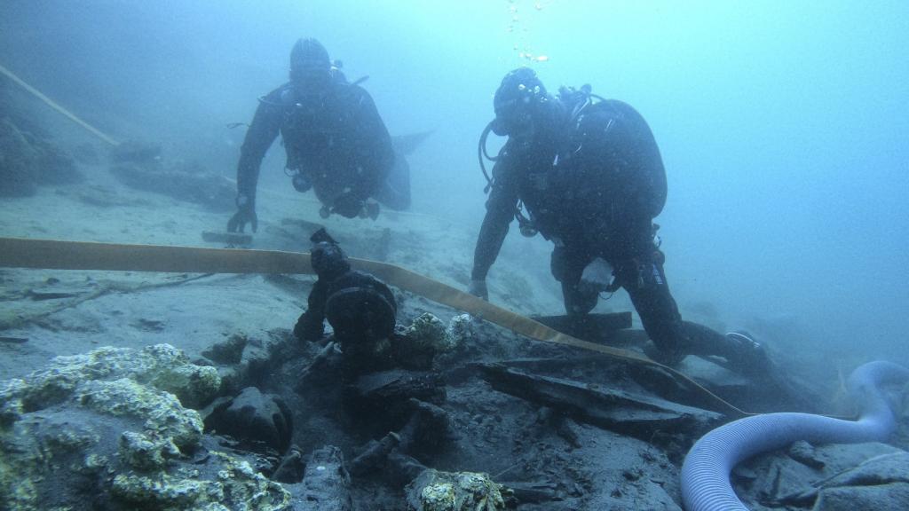 Trabajos de excavación arqueológica del galeón hundido hallado en aguas de Pasaia. Foto: Ander Arrese / Diputación Foral de Gipuzkoa / Efe