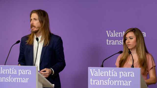 Los portavoces nacionales de Podemos, Pablo Fernández y María Teresa Pérez, este lunes.