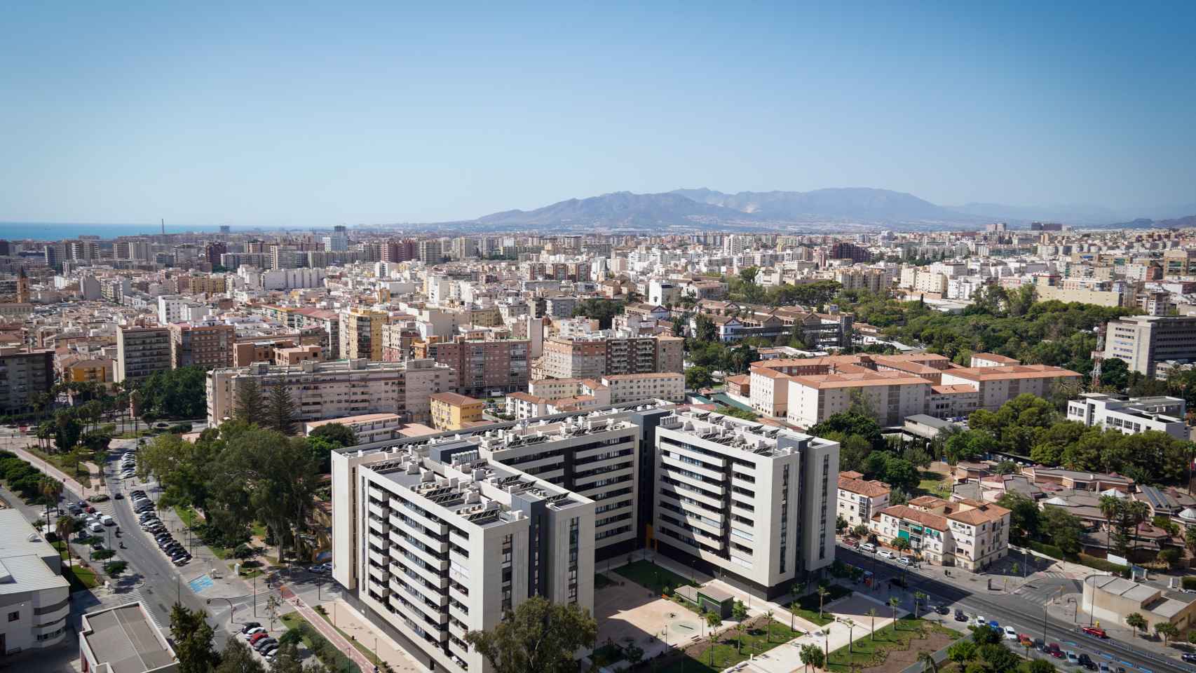 Promoción de VPO privadas construida en el barrio de Martiricos y vistas de la ciudad de Málaga.