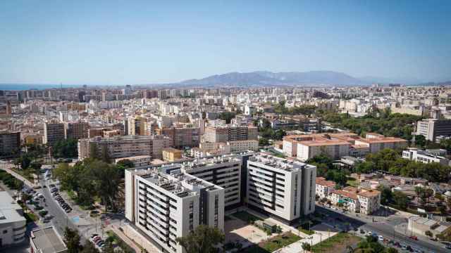 Promoción de VPO privada construida en el barrio de Martiricos y vistas de la ciudad de Málaga.