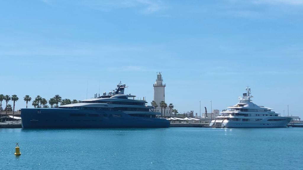 Imagen del Aviva y el Mayan Queen, atracados en la marina de 'megayates' de Málaga.